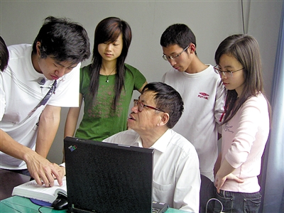 为了辅导学生,张力学老师几乎每晚都要赶着最晚的校车回家。